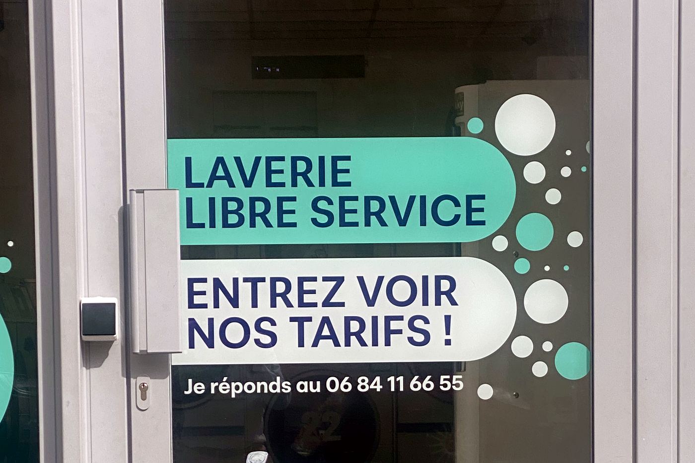Entrance of La Laverie de la Somme — self-service, prices displayed Entrance of La Laverie de la Somme in Bordeaux: self-service laundrette, prices displayed inside